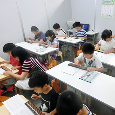 昭島駅前校でそろばんに向き合う小学生