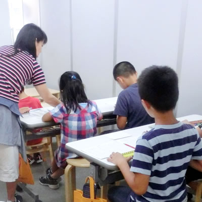 武蔵小杉校でそろばんを教える先生②