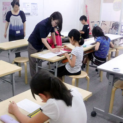 ひばりが丘校でそろばんを習う小学生