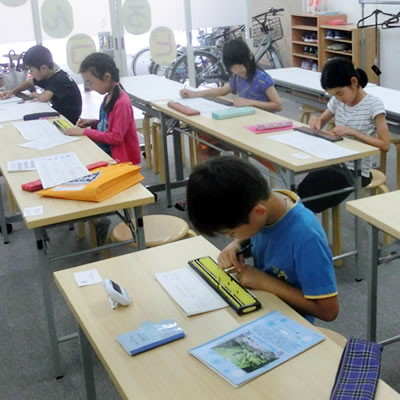 ひばりが丘校でそろばんに向き合う小学生