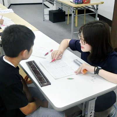 ひばりが丘校でそろばんを教える先生