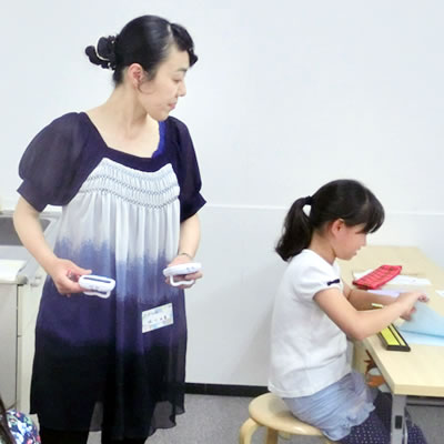 ひばりが丘校でそろばんを教える先生②
