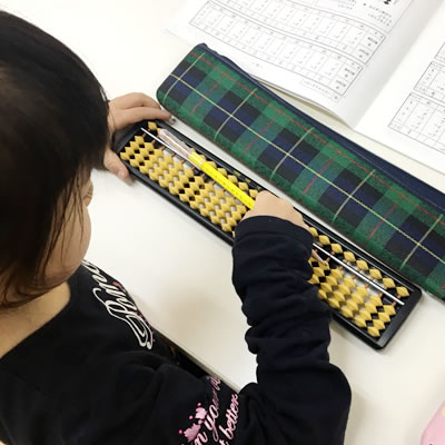 鹿島田校でそろばんに向き合う生徒さん