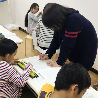 鹿島田校でそろばんに向き合う小学生