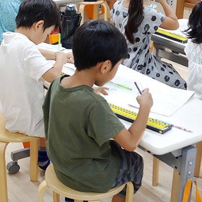 宮前平校でそろばんに向き合う小学生