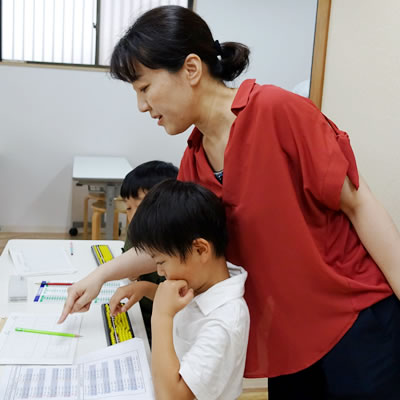 宮前平校でそろばんを教える先生