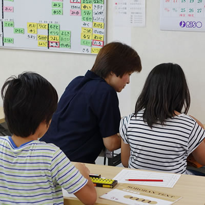 武蔵新城校でそろばんを教える先生②