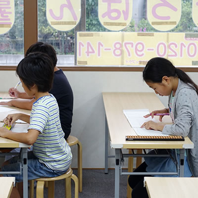 武蔵新城校でそろばんに向き合う小学生