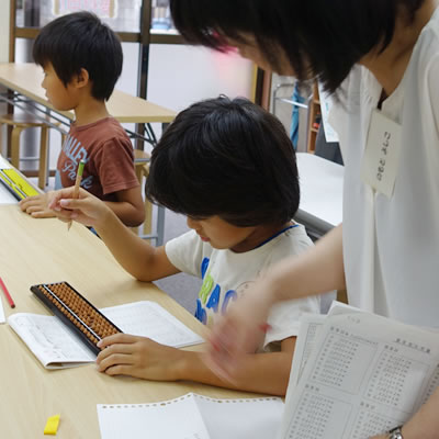 武蔵新城校でそろばんを教える先生