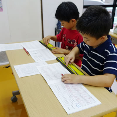 武蔵小杉校でそろばんに向き合う小学生