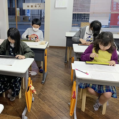西武立川校でそろばんに向き合う小学生