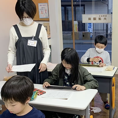 西武立川校でそろばんを教える先生