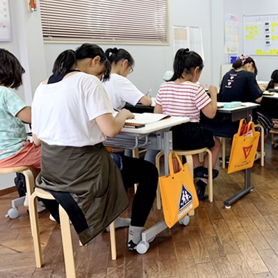 西武立川校でそろばんを教える先生②