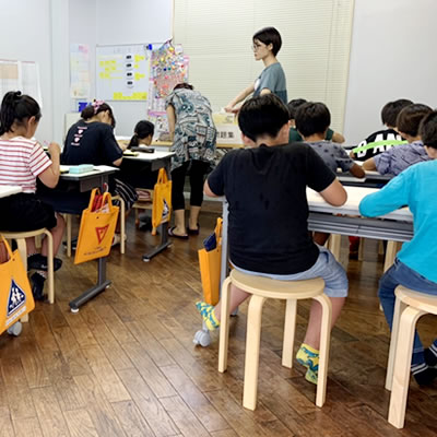 西武立川校でそろばんを習う小学生
